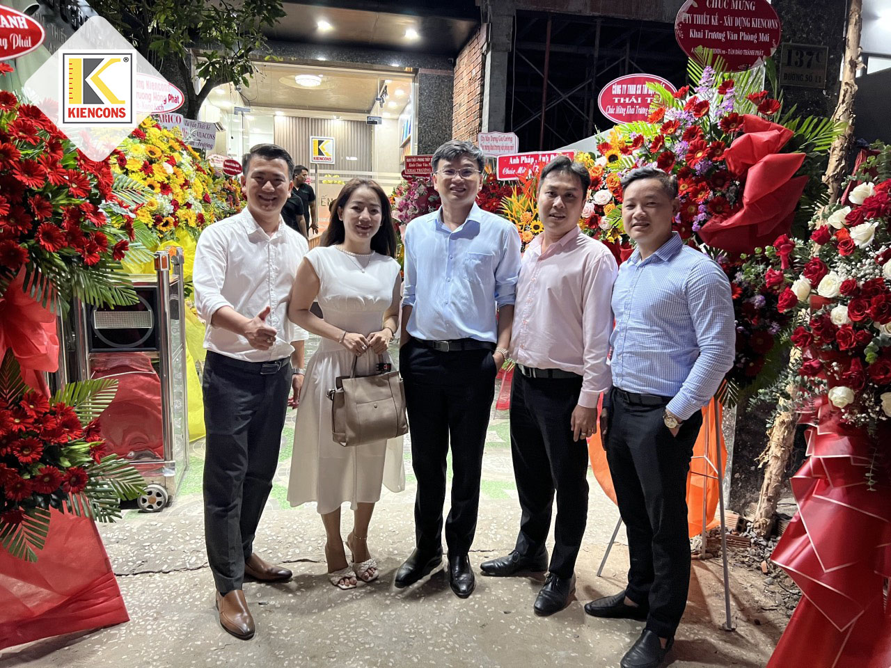 Giám đốc Kiencons và cùng đại gia đình của Shark Lê Hùng Anh chụp hình mừng dịp khai trương văn phòng Kiencons