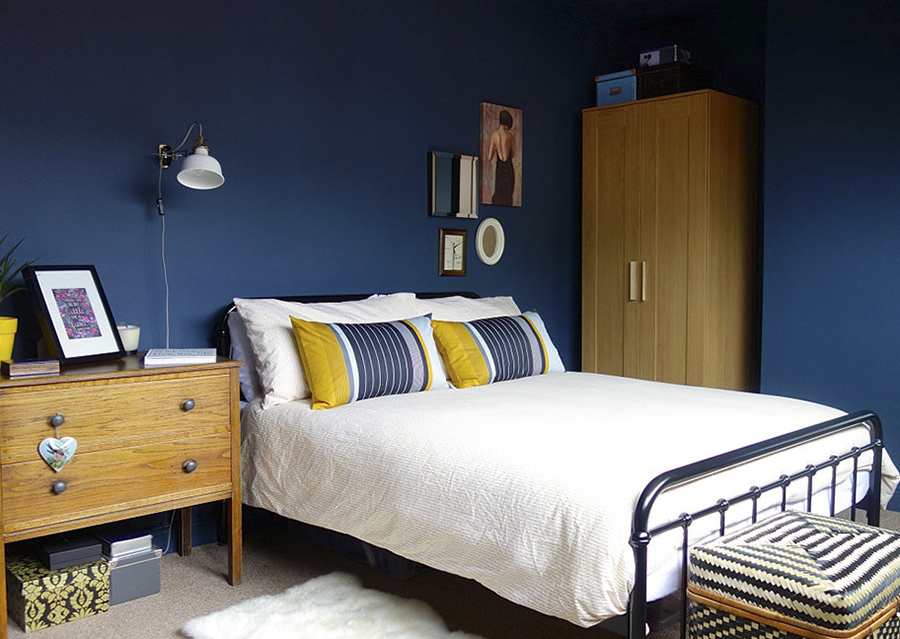 Sơn nhà màu xanh đậm làm tăng sự sang trọng và hiện đại cho phòng ngủ