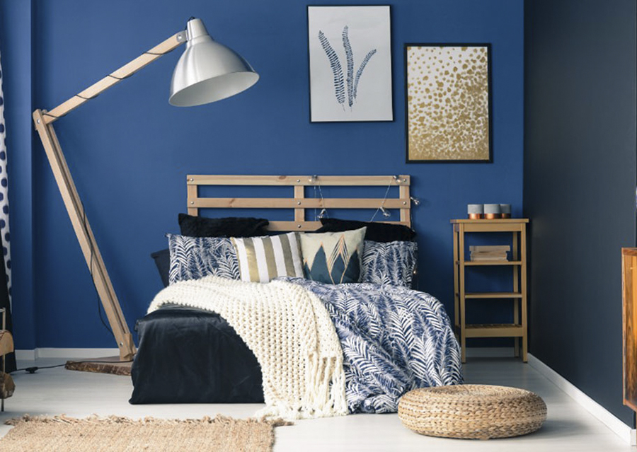 Phòng ngủ sơn tường màu xanh dương sang trọng